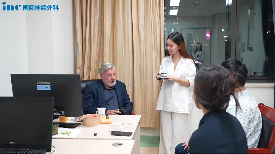 术前，巴教授与申先生及其妻子进行谈话