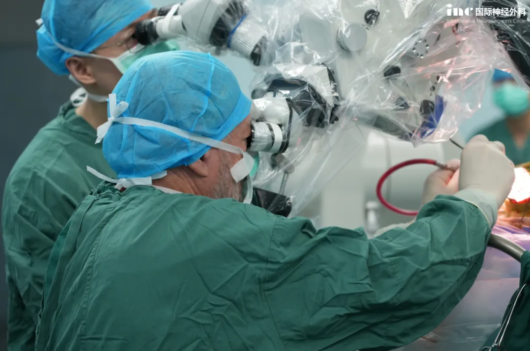 手术由巴教授主刀