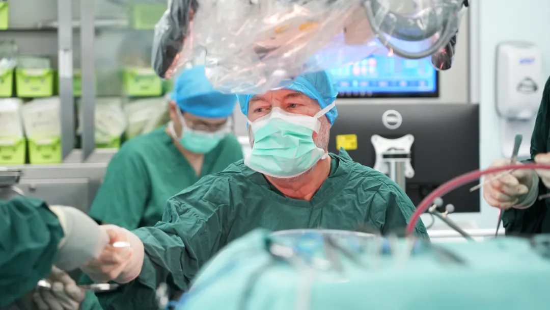 巴教授2025示范手术进行中