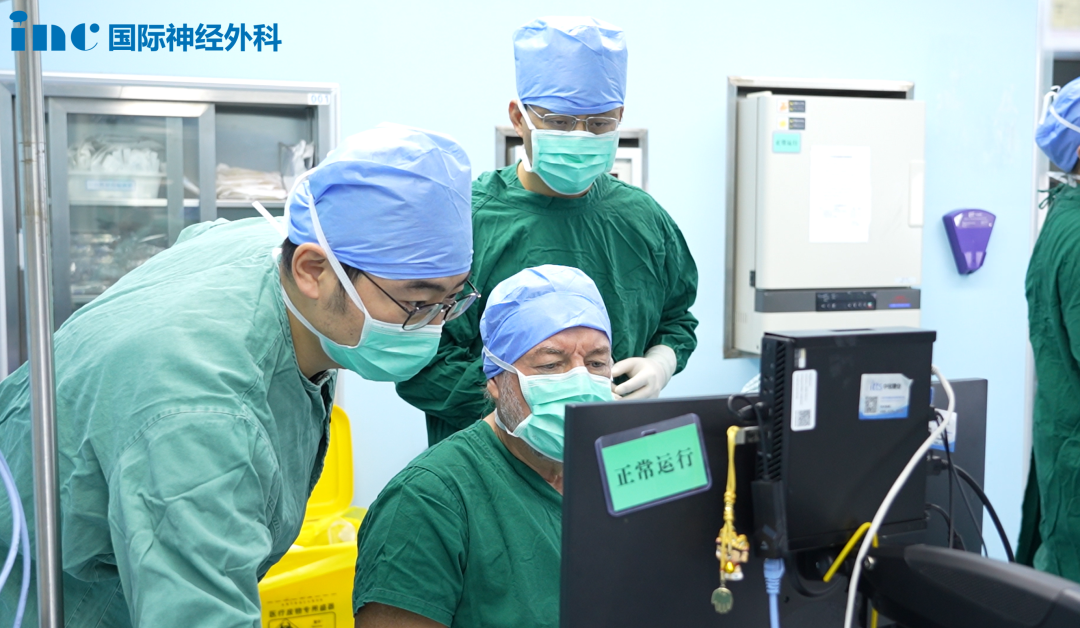 巨瘤如豆腐渣遍布脑干，16岁少年开颅后，手术室内却警报频发……