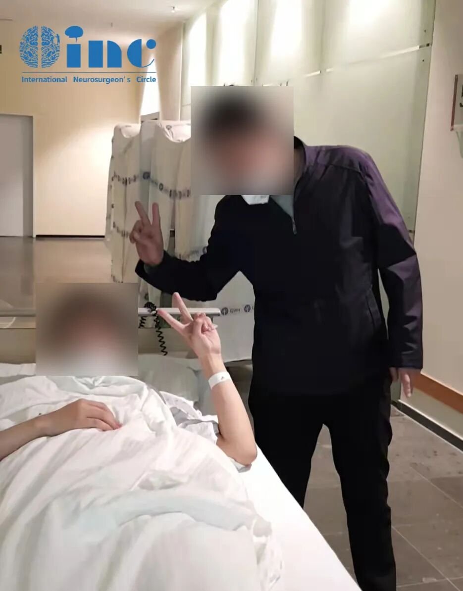 手术前浩然跟爸爸合影，父子俩对巴教授手术充满信心