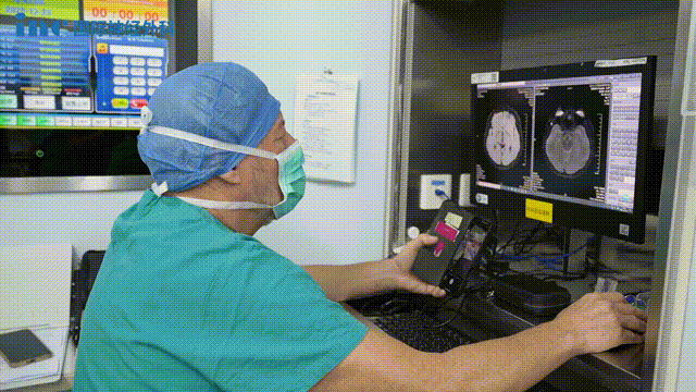 平安夜惊喜连连：老患者脑干术后2年被赞“不能更好”，又一新患者顺利手术