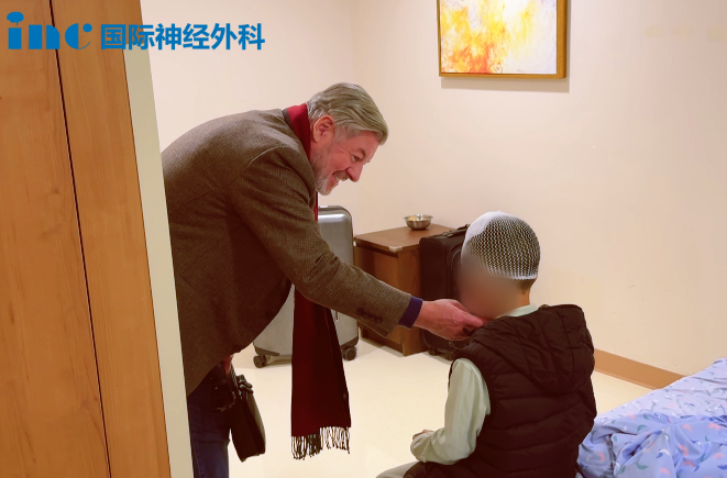 术后第6天，巴爷爷又来啦，小航独立坐在床边玩游戏