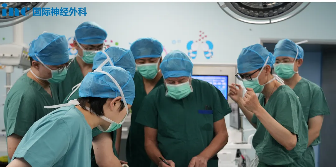 巴教授亲自为孩子画手术切口，青年医生在旁学习