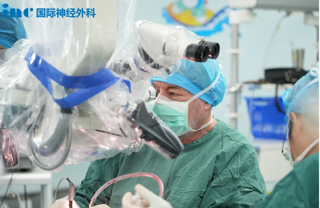 巴教授主刀手术中