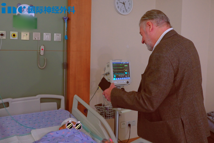 术后第6天，巴爷爷又来啦，小航独立坐在床边玩游戏