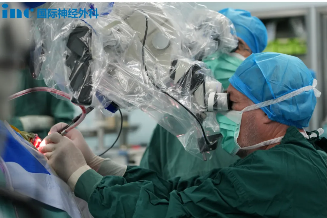 8岁男孩高难开颅术后奔跑如常！巴教授「40年手上功夫」今日继续守护脑瘤小勇