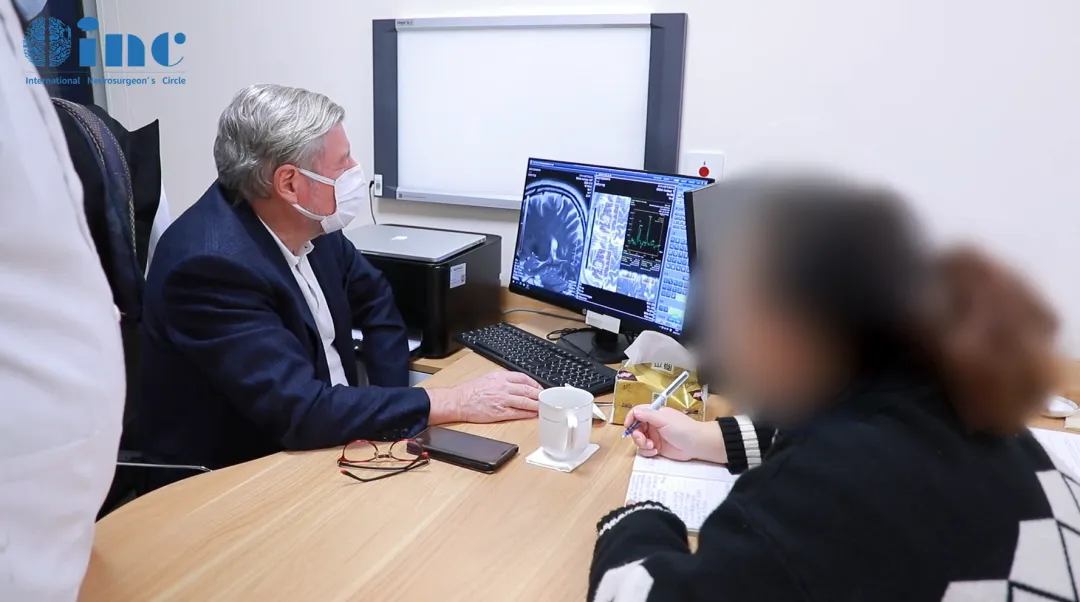 巴教授同我进行术前谈话