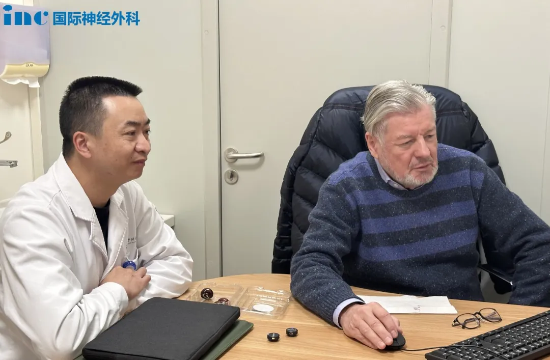 巴教授还为两名明日即将接受示范手术的患者进行了术前谈话