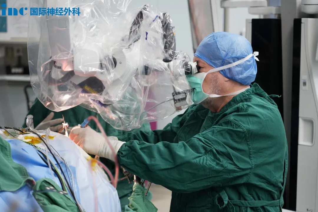 INC巴特朗菲教授正全神贯注地进行着一台超高难度的开颅手术