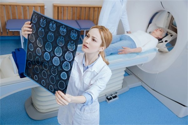 核磁共振检查发现左额叶占位，报告上的这些信号到底意味着什么？