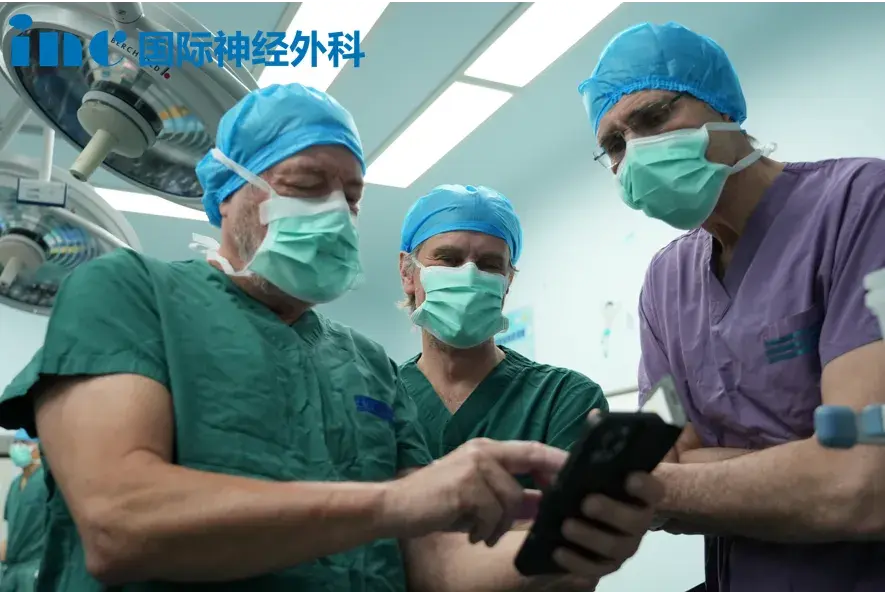 三位大咖共同讨论今日的示范手术