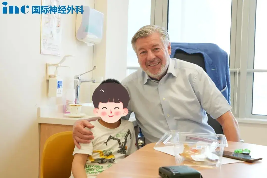 小迪将自己用橡皮泥做成的花送给巴教授