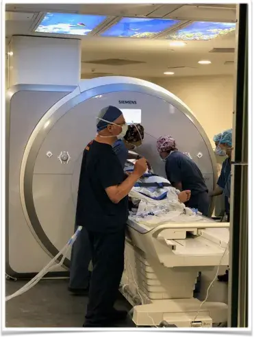图为Rutka教授为患者进行LITT手术